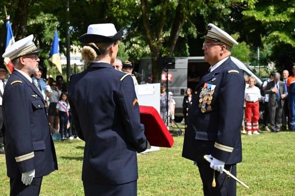 Remise des isnignes de chevalier à Éric Bernard pa