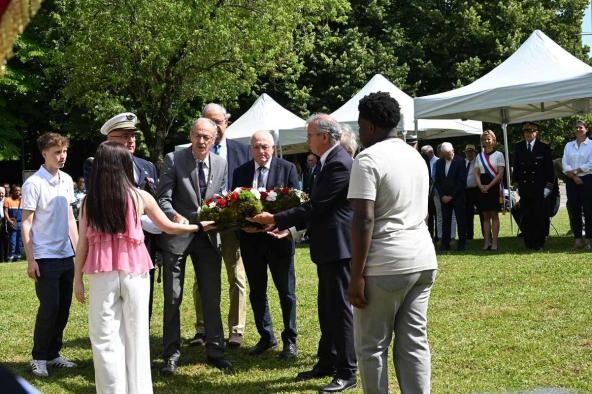 Dépôt de gerbes par les associations patriotiques
