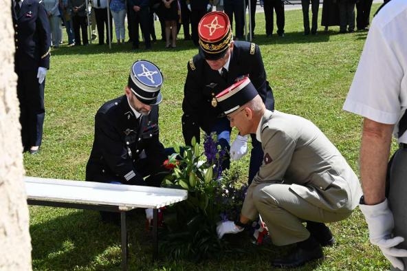 Dépîot de gerbe des militaires