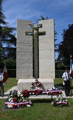 Les gerbes devant le monument de la France Libre