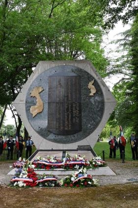 Les gerbes devant le Mémorial