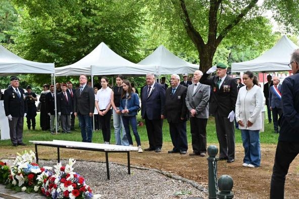 Dépôt de gerbes des associations