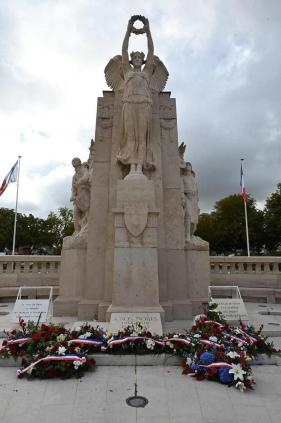 Gerbes devant le monument